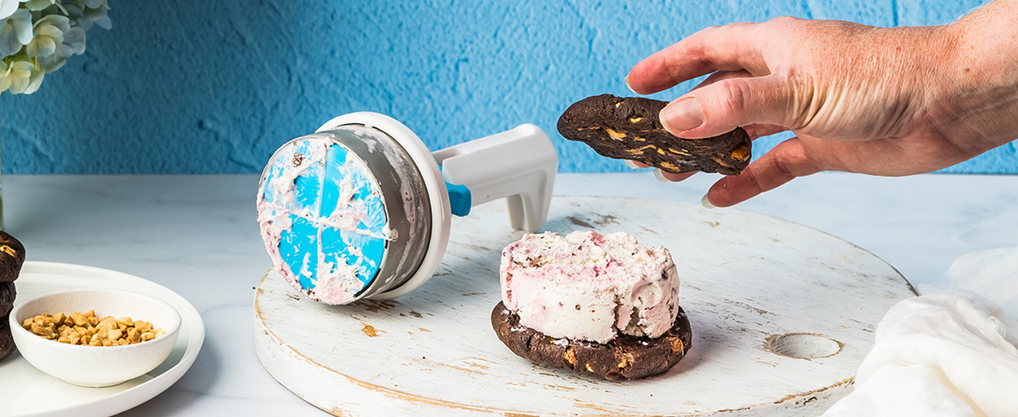 Dreamfarm Icepo Easy One-Handed Ice Cream Sandwich Scooper for Ice Cream Scoops, Gelato Scoops, Sorbet Scoops - White