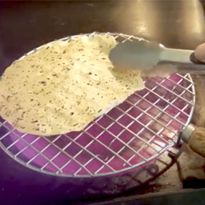 Stainless Steel Multi-Functional Wire Steaming Cooling and Baking Barbecue Rack Round Wire Roaster Rack/Papad Jali/Roti Grill Round Shape with Wooden Handle