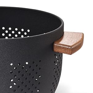 Metal Colander with Wood Handle and Stable Base, Powder Coated Steel Kitchen Strainer Basket for Draining Pasta, Vegetable and fruit(5.5quart,Matte Black)