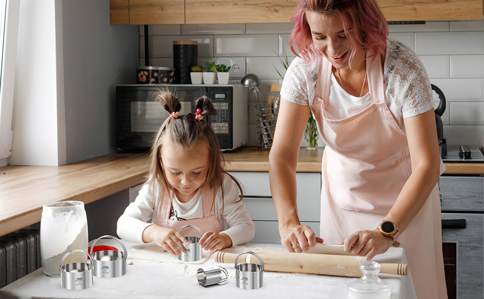 5 Pieces Circle Biscuit Cutter,Professional Stainless Steel Round Cookies Mold Tool with Handle for Baking GIFT Package