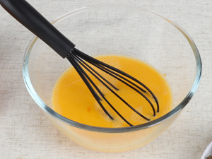 HOTEC 4 Pieces Silicone Whisks Set, Wire Balloon Whisks Egg Beater, Non-slip Handle Whisk for Non-stick Cookware Perfect for Cooking, Stirring, Beating and Blending (Black)