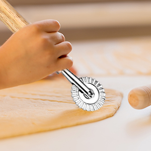 Pasta Cutter Wheel Ravioli Cutter Wheel with Roller Pizza Cutter Wheel Dumpling Lace Making Zinc Alloy Noodle Making Cutter for Kitchen