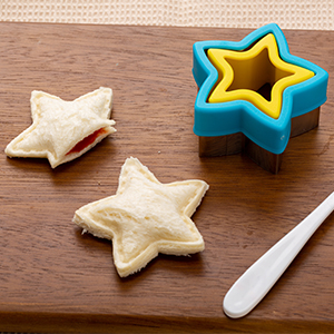 Sandwich Cutters for Kids Lunch LARGE 6 Pcs, Kimfead Sandwich Maker, Cookie Cutters Set, Dinosaur Mouse Heart Star Bear