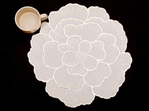 FAVE 6PCS Floral Round Placemats Golden Placemats Vinyl Placemats Set of 6 for Dining Table Reusable Metallic Shiny Gold Placemats for Wedding, Banquet, Birthday, Party, Restaurant （15 x15,Gold）