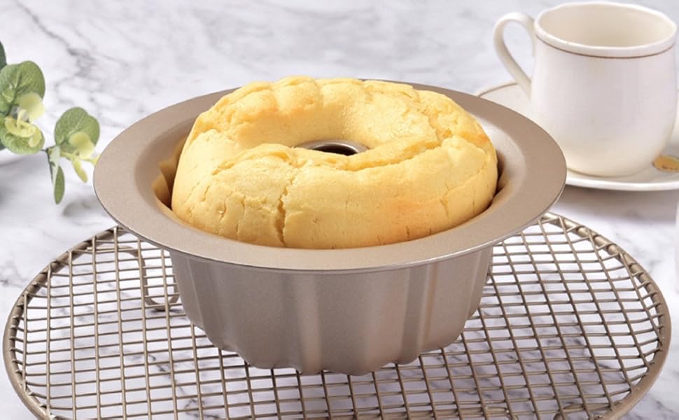 4.5'' Mini Bundt Cake Pan, Carbon Steel Round Fluted Tube Cake Pan, Non-stick Kugelhopf Cake Baking Mold for Cupcake Brownie Pudding (1pc, 4.5'')