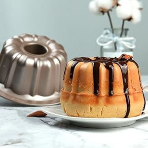 4.5'' Mini Bundt Cake Pan, Carbon Steel Round Fluted Tube Cake Pan, Non-stick Kugelhopf Cake Baking Mold for Cupcake Brownie Pudding (1pc, 4.5'')