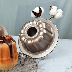 4.5'' Mini Bundt Cake Pan, Carbon Steel Round Fluted Tube Cake Pan, Non-stick Kugelhopf Cake Baking Mold for Cupcake Brownie Pudding (1pc, 4.5'')