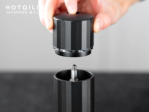 Heavy Duty Metal Pepper Grinder, Professional Manual Pepper Grinder with Adjustable Coarseness, Pepper Mill with Magnetic Powder Chamber, Refillable Pepper Mill for Spices, High Output