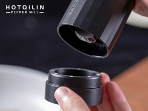 Heavy Duty Metal Pepper Grinder, Professional Manual Pepper Grinder with Adjustable Coarseness, Pepper Mill with Magnetic Powder Chamber, Refillable Pepper Mill for Spices, High Output