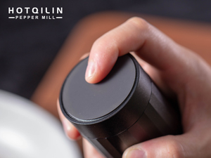 Heavy Duty Metal Pepper Grinder, Professional Manual Pepper Grinder with Adjustable Coarseness, Pepper Mill with Magnetic Powder Chamber, Refillable Pepper Mill for Spices, High Output