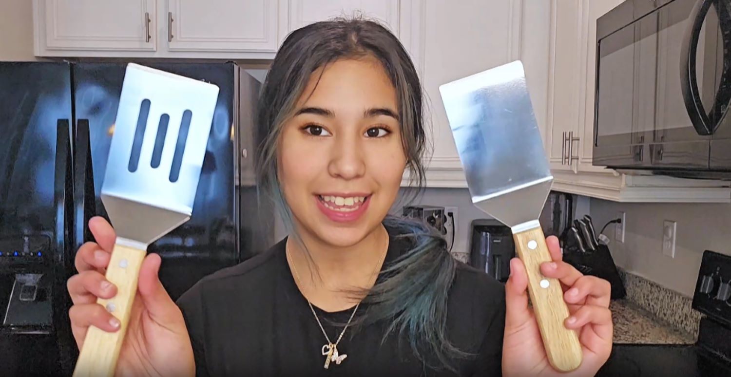 Stainless Steel Spatula Set, 2 Pieces Metal Spatula for Cast Iron Skillet, Metal Spatulas for Kitchen Use with Wooden Handle, Ideal for Frying Steak, Pancake, Cookie, Burger, Brownie or Desserts