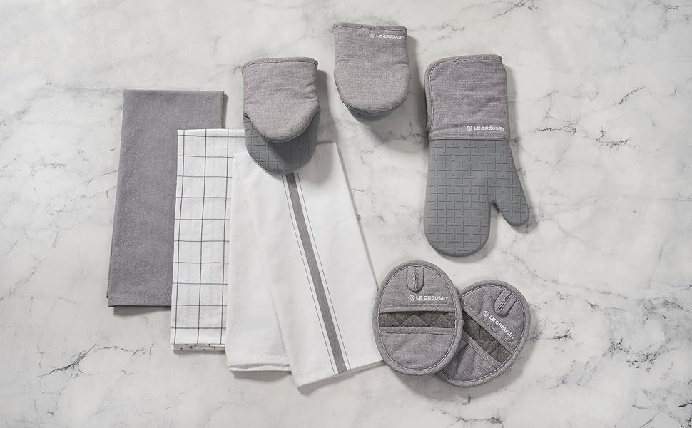 Le Creuset Set of 2 Mini Oven Mitts, 8