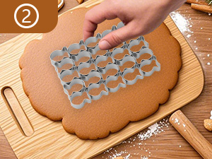 Cracker Cutter for Gold Fish,Stainless Steels Small Cookie Cutters,25 Cavity Fish Cookie Cutter,Mini Gold Molds for Crackers,Non-stick Dough