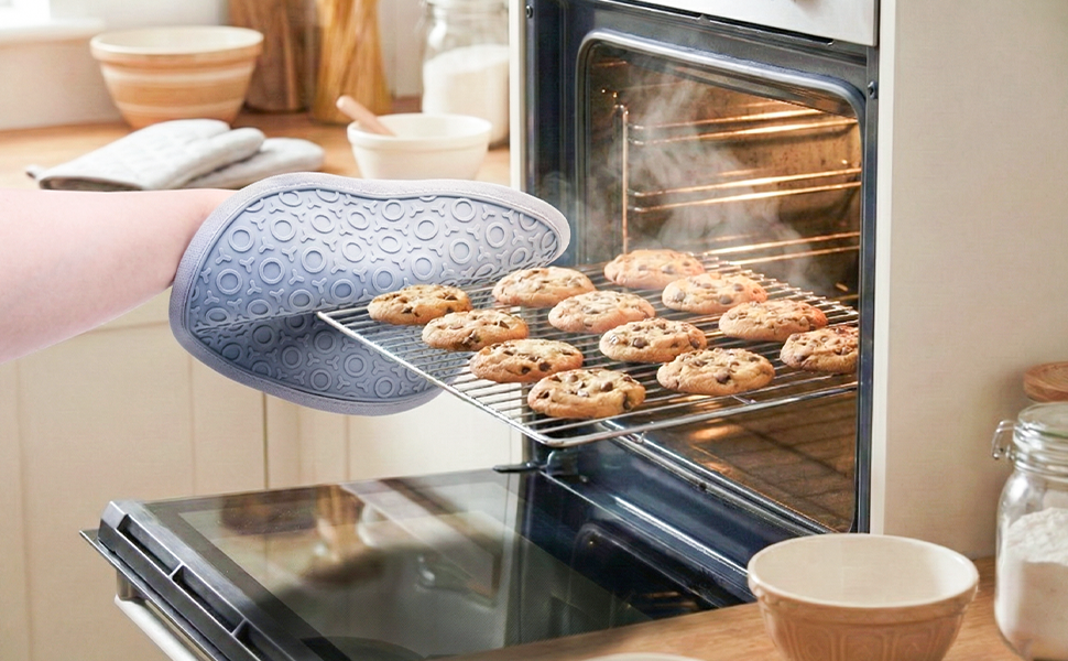 2Pack Silicone Pot Holders and Oven Mitts for Kitchen Heat Protection, Rated Hot Pads with Non-Slip Grip, Flexible, Thick Heat Resistant Mitts, Dishwasher Safe & Easy Storage(Black)